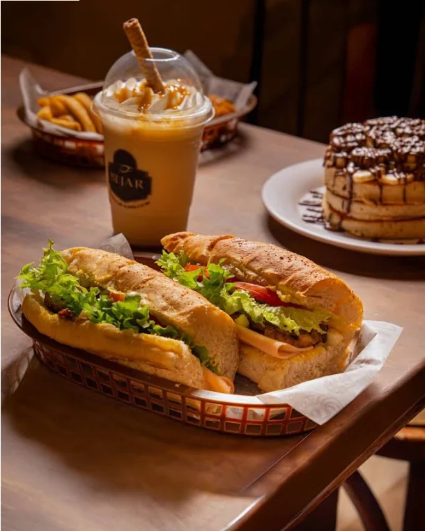 Baguette, bebida y hot cakes en una mesa de Béjar